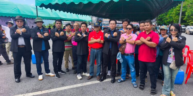 ขบวนรถโดยสาร กว่า 100 คัน-ผู้ประกอบการ2ชั้นกว่า 300 คนอารยะขัดขืนคำสั่งห้ามวิ่งถนน 304 ถนนเสี่ยงภัย!บนภูเขามรดกโลก จ.ปราจีนบุรี-จ.นครราชสีมา