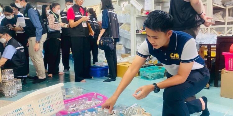 ปคบ.ร่วม สสจ.นนทบุรี ทลายแหล่งผลิตเครื่องสำอางกรอกมือส่งขายร้านนวดสปาทั่วประเทศ มูลค่ากว่า 1.5 ล้านบาท