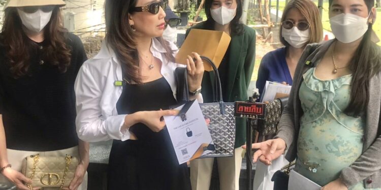 “ครูเจี๊ยบ กูรูแบรนด์เนม” พาเหยื่อแม่ค้าแบรนด์เนม ส่งของปลอมให้ลูกค้า ก่อนหนีหาย พบยอดเสียหายทะลุ 14 ล้านบาท