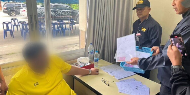 บิ๊กเต่า นำทีมบุกรวบ ปลัดสันทรายเชียงใหม่ ทุจริตรีดไถเงินค่าหัวคิวขึ้นทะเบียนแรงงานต่างด้าว