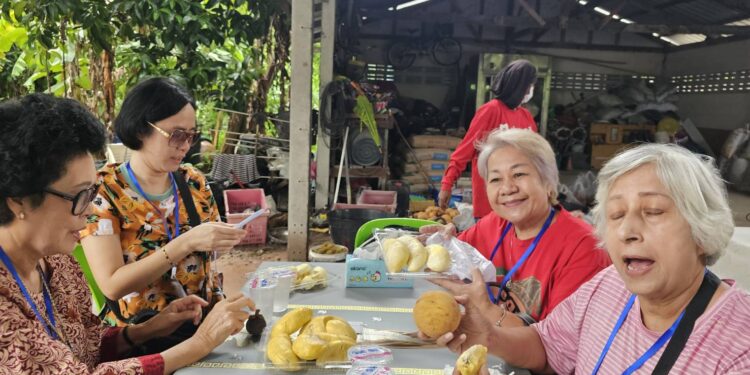 คึกคักวันหยุดยาว นทท.โดยรถไฟเข้าชิมผลไม้ในสวน-เที่ยวงานวันเกษตรเพื่อกระตุ้นเศรษฐกิจและการท่องเที่ยวขบวนรถไฟไทยพิเศษ SRT Royal Blossom เช้าไป –เย็นกลับ