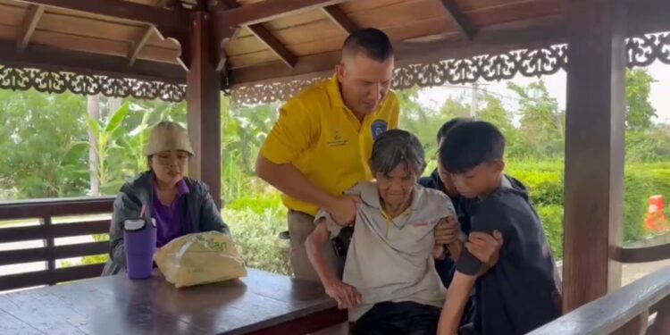 นนทบุรี สลด! ลูกชายทิ้งแม่วัย 76 ป่วยอัลไซเมอร์ไว้แคมป์ก่อสร้างนาน 1 เดือน โผล่ให้ข้าวแค่ 4 วันก่อนหาย คนงานสงสารพาส่งตำรวจ