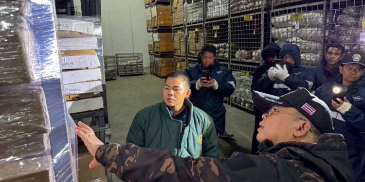 ตำรวจ ปคบบุกทลายห้องเย็นลักลอบนำเข้าขาไก่เถื่อนกว่า 346 ตัน! เสี่ยงโรค – ผิดกฎหมาย เจ้าหน้าที่อายัดทันควัน