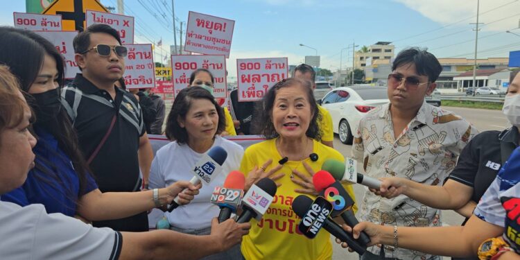 ชาวบ้านกว่า 1 พันคน รวมตัวคัดค้าน ให้หยุด ใช้งบประมาณภาษีประชาชน 1800 ล้านบาท แก้ปัญหาที่ไม่มีอยู่จริง สร้างถนนสะพานข้ามแยกอ่างศิลา – ศีรี ที่มีแต่สร้างปัญหาให้คนพื้นที่เศรษฐกิจพัง