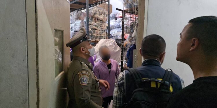 ลุยห้างดังย่านปทุมวัน ทลายคลังเก็บสินค้าปลอมซุกลานจอดรถ แปะป้าย “ห้องวิศวะ” ตบหน้าเจ้าหน้าที่ เปิดออกมาพบรองเท้าปลอมกว่า 2,600 คู่ ความเสียหายกว่า 10 ล้านบาท