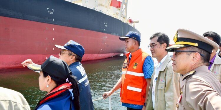 กองทัพเรือโดย ศูนย์บรรเทาสาธารณภัย ทัพเรือภาคที่ 1 ยังคงสนับสนุนการขจัดคราบน้ำมันรั่วไหล ในพื้นที่อำเภอศรีราชาจังหวัดชลบุรี อย่างต่อเนื่อง
