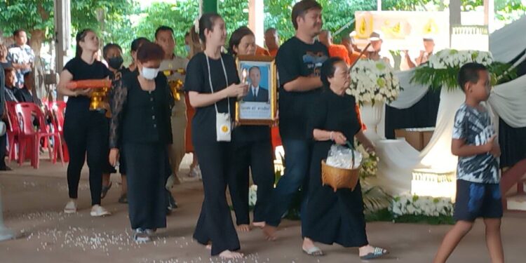 พ่อเฒ่าวัย 83 ปีสั่งไว้!งานศพเปิดเพลงที่ชอบให้ฟังทั้งเช้าและค่ำจนเผา เพลงน้ำตาลาไทรให้ผู้ล่วงลับได้ฟัง ตามที่ได้สั่งเสียลูกและญาติไว้