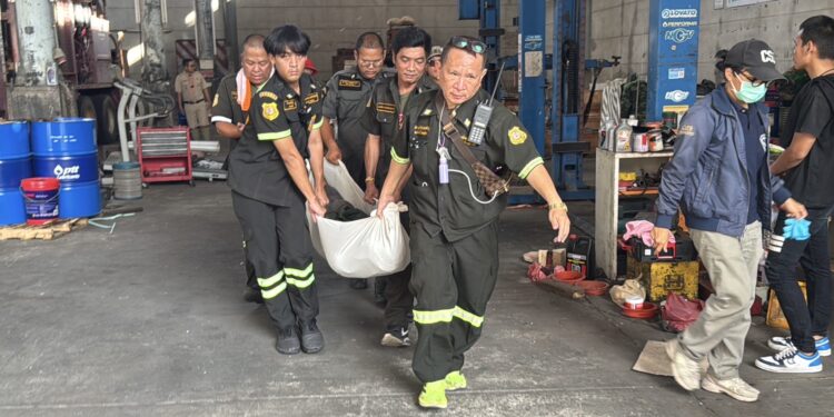 นนทบุรี หนุ่มนักมวยวัย 21 ปี พลัดตกหลังคาโกดังสูงกว่า 15 เมตรเสียชีวิต ขณะรับจ้างยิงซิลิโคน ขณะแม่เผยลางสังหรณ์ก่อนลูกจากไป