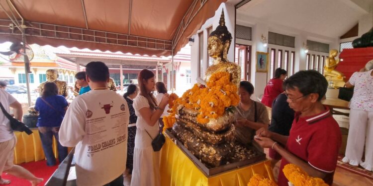 นนทบุรี  คึกคัก ! ชาวบ้านแห่กราบไหว้ ขอพรวัดดัง อายุกว่า 650 ปี ไม่พลาดส่องเลขเด็ดโค้งสุดท้ายก่อนหวยออก