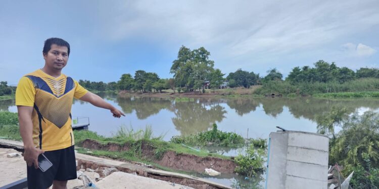 ชาวบ้านร่วมเฝ้าระวังทั้งคืน  บ้านริมแม่น้ำปราจีนบุรี 3 หลังพังสไลด์ลงแม่น้ำปราจีนฯบางส่วน อีก 30 หลังเดือดร้อนเป็นแนวยาวเกือบ 2 กม. เร่งช่วยเหลือเบื้องต้นคาดสาเหตุพื้นที่ริมแม่น้ำดินอ่อนนุ่ม บ้านติดแม่น้ำเป็นช่วงคุ้งโค้งแม่น้ำที่น้ำกัดเซาะ นอภ.ได้ห้ามเข้าพื้นที่ ไปอยู่ในบริเวณนั้น ช่วยเหลือถุงบังชีพ และ  ในระยะยาว ปภ. – โยธา และ หน่วยงานเกี่ยวข้องทุกภาคส่วนจะมาดูระยะยาวที่จะทำเขื่อนกันแนวตลิ่งพังต่อไป ระบุได้กำลังหลักทหาร “บูรพาพยัคฆ์”หน่วยรบหลักช่วยขนย้ายข้าวของระบุสาเหตุตลิ่งทรุด-บ้านไหลลงแม่น้ำหลังฝนตกตลอดทั้งคืน รวมทั้งเรือเจ็ตสกีวิ่งคลื่นแรงซัดตลิ่ง