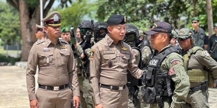 ผบช.ภ.2 เช็กความพร้อม ยุทโธปกรณ์ ตำรวจสระแก้ว เติมขวัญกำลังใจ พร้อมระวังป้องกันภัยพื้นที่อ่อนไหว