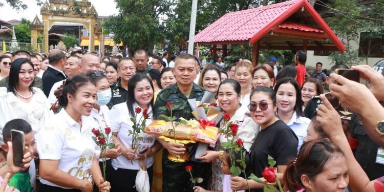 อำนาจเจริญ แม่ทัพภาคที่ 2 เดินทางมาถวายพระพุทธรูปและผ้าป่าสามัคคี ณ วัดหนองไฮ อำเภอเสนางคนิคม จังหวัดอำนาจเจริญ ประชาชนร่วมต้อนรับแน่นวัด