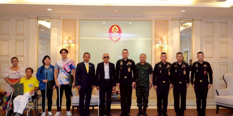 “ บิ๊กนวย ” อำนวย กลิ่นอยู่ เข้ามอบเงินช่วยกองทัพ ป้องกันชายแดนไทย – เขมร