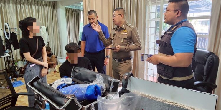 191 บุกทลายรัง “แก๊งคอลเซนเตอร์” ข้ามชาติ จับเวียดนาม 27 ราย ตั้งฐานหมู่บ้านหรูย่านชานเมือง มูลค่าความเสียหาย 39 ล้านบาท