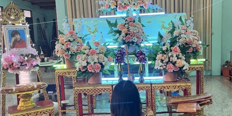 นนทบุรี คลิป แม่ร้องสื่อ ลูกชายถูกรถตู้คณะหมอลำชื่อดังชนเสียชีวิต ผ่านมา 3 เดือน ใส่ซองเพียง 1 หมื่น คดีไม่คืบ