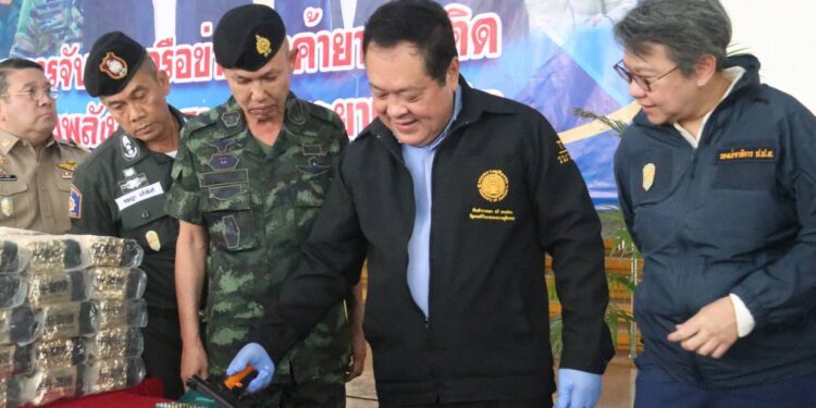 ทวี สอดส่อง รมว.ยุติธรรม เดินหน้าทลายขบวนการค้ายาเสพติดพื้นที่ จชต. แถลงจับยาไอซ์ 615 กิโลกรัม พร้อมของกลาง เร่งขยายผลผู้บงการรายใหญ่