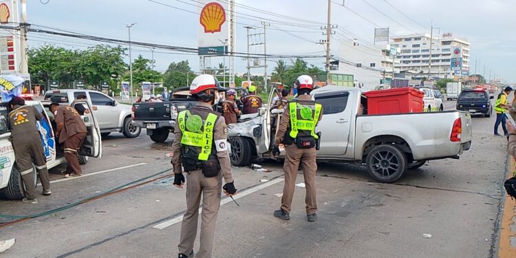 อุบัติเหตุสยองขวัญรับอรุณ ถนนเพชรเกษมนครปฐม กระบะเสียหลักพุ่งข้ามเกาะกลางชนอีกคัน ดับ 3 สาหัส 1 ราย