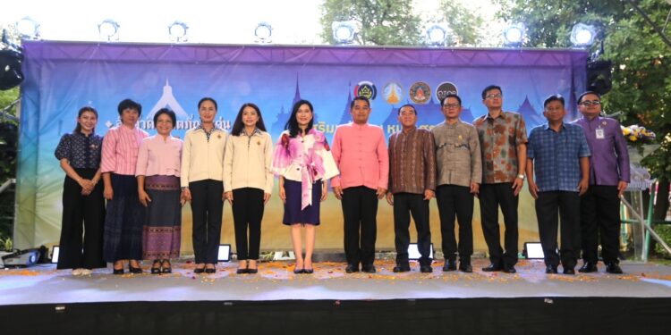 พ่อเมืองนครปฐม เปิดชวนช๊อป ขอพรหลวงพ่อพูล งานสินค้าดี ผลิตภัณฑ์เด่น OTOP นครปฐม