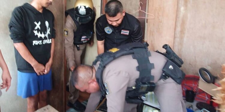 นนทบุรี ตร.บางกรวยจับหนุ่ม 27 ลอบครอบครองบุหรี่ไฟฟ้าเกือบพันชิ้น มูลค่ากว่า 2.8 แสนบาท