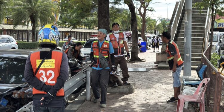 นนทบุรี คลิป นาทีชีวิต จยย.ฝ่าไฟแดงชนหญิงข้ามถนนบนทางม้าลายหน้าห้างดังศรีสมาน สังคมจี้เอาผิด