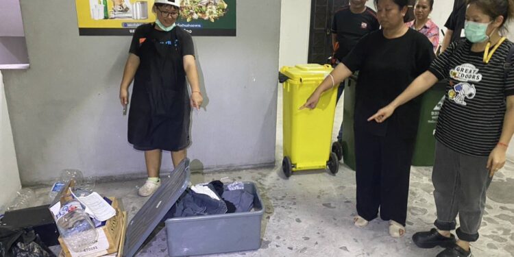 ตะลึง. 12 ล้านบาทไม่รู้ใครลืมไว้สาวทอมพบกล่องเงินปริศนาวางทิ้งไว้ข้างถังขยะ