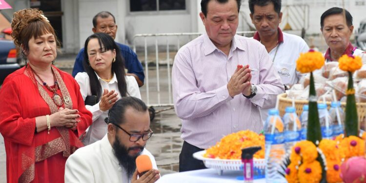 “อนันต์ นายก สภท.” ทำบุญครบรอบ 1 ปี เนื่องในโอกาสมหามงคล ประดิษฐานบุษบก “องค์พระสยามเทวาธิราช”