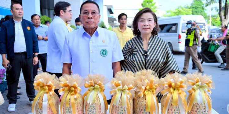 ที่โรงพยาบาลนครปฐม นายอนุชา สะสมทรัพย์ รัฐมนตรีช่วยว่าการกระทรวงสาธารณสุข ร่วมทำบุญตักบุญตักบาตรถวายเป็นพระราชกุศล เนื่องในวันคล้ายวันเฉลิมพระชนมพรรษา พระบาทสมเด็จพระเจ้าอยู่หัวฯ และตรวจเยี่ยมบุคคลากรทางการแพทย์และเจ้าหน้าที่สาธารณสุขพร้อมมอบนโยบายการพัฒนางานด้านสาธารณสุขให้แก่จังหวัดนครปฐม