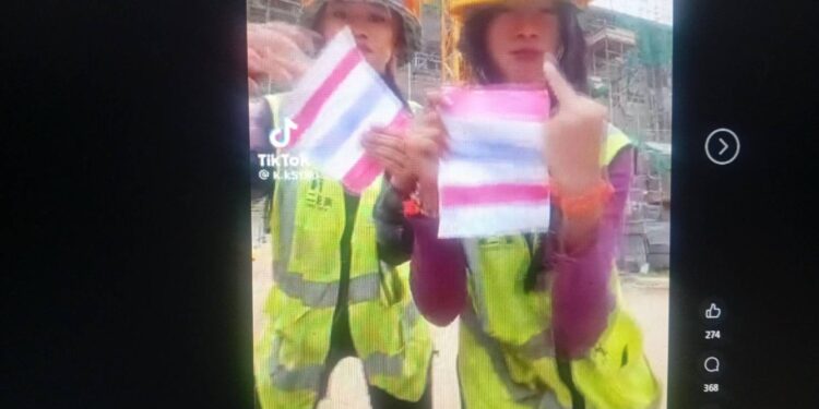 สงครามในแบบยิงปะทะสงบโลกโซเชี่ยล 2 สาวเขมรยังเหิมนิ้วกลางจิ้มธงชาติเท้าเหยียบกระทืบคาดนิคมบ่อทอง 33 โรงงานจีนในปราจีนฯ ทัวร์ชายหนุ่มไทยเตรียมปืน ค.ถล่ม! ผู้การตำรวจยันเบื้องต้นในประเทศกัมพูชาแต่จะตรวจให้ละเอียดต่อไปแจงดีเดย์ได้สั่งการให้ตรวจสอบทุกนิคม เพื่อหาข้อมูลที่ชัดเจนต่อไป พรุ่งนี้เช้า (30 ก.ค.) ตรวจสอบทุกจุดในปราจีน …