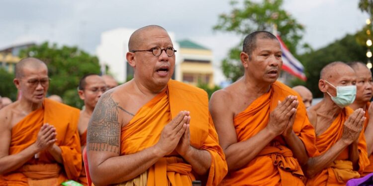 จังหวัดนครปฐม จัดพิธีเจริญพระพุทธมนต์และเจริญจิตตภาวนาเฉลิมพระเกียรติ ถวายพระราชกุศลแด่ พระบาทสมเด็จพระเจ้าอยู่หัว เนื่องในโอกาสวันเฉลิมพระชนมพรรษา 28 กรกฎาคม 2568
