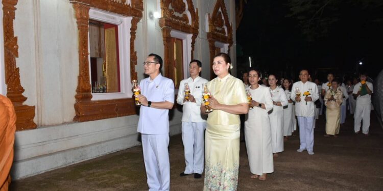 อำนาจเจริญ พ่อเมืองนำพุทธศาสนิกชนร่วมพิธีเวียนเทียนเนื่องในวันสำคัญทางพระพุทธศาสนา วันอาสาฬหบูชาและวันเข้าพรรษา ประจำปี 2568