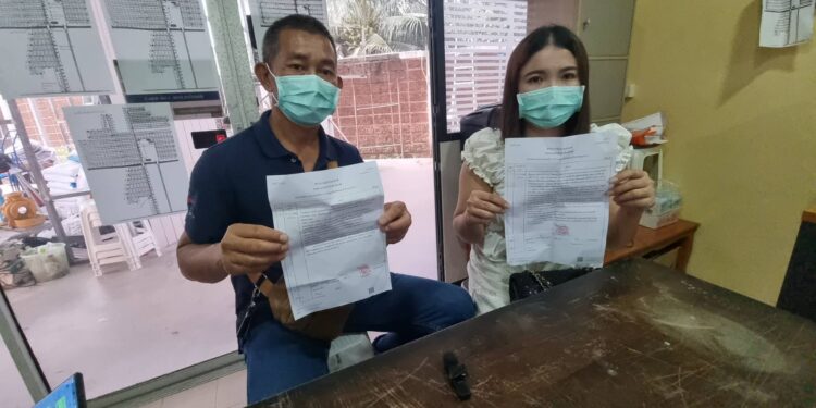 ( คลิป) สองสามีภรรยาข้องใจโดน ทั้งเตะต่อยท้าทักษิณเรียกมาเลยให้นักข่าวมาด้วยกูไม่กลัวยังไม่จบตามไปทะเลาะบนโรงพักพลเมืองดีทนไม่ไหวเข้าห้ามโดนขู่อยามาเสือก