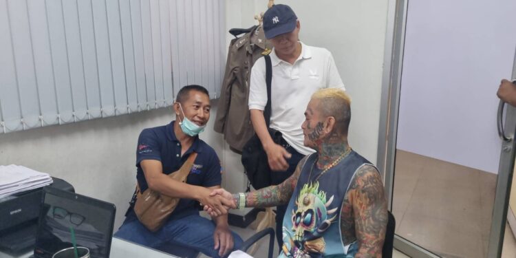 นนทบุรี จบด้วยดี สามีภรรยาถูกชายวัยรุ่นกร่างเข้ามาทำร้าย อ้างไม่กลัวใคร คู่กรณีนัดเคลียร์ใจ ไหว้ขอจบเรื่อง