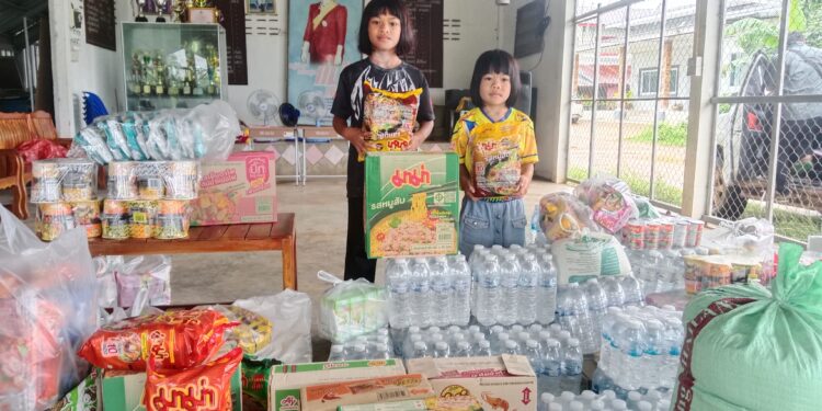 อุบลฯ ชาวบ้านชายแดนไทยลาวปันน้ำใจช่วยแนวหน้าสู้เขมร