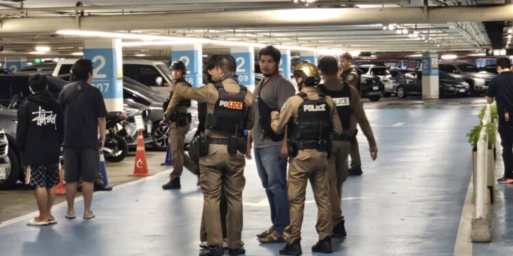 ล่าแก๊งตุ๋นหลอกขายเงินคริปโต ชักปืน-มีดปล้นขู่ฆ่า ก่อนชิงเงินสด 3.4 ล้านบาท ห้างดังกลางกรุง ซิ่งเก๋งเผ่นหนี ด้าน ‘ผบช.น.’ ลั่น รู้ตัวคนร้ายแล้ว เร่งออกหมายจับ