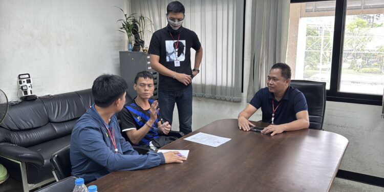 นนทบุรี คืบหน้า รวบแล้วหนุ่ม รปภ. ต่อยพ่อสมองบวมดับ เปิดปากทั้งน้ำตา อ้างป้องกันตัว โมโหพ่อหยิบเบียร์ที่แช่ไว้ไปกินไม่บอก