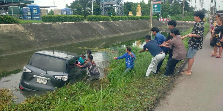 ภาพเหตุการณ์กู้ภัยฯช่วยพ่อลูกออกจากเก๋งตกคูน้ำ ช่วงกำลังกลับบ้านหลังจากรับลูกสาวช่วงเลิกเรียนโชคดีปลอดภัยทั้งพ่อ – ลูก