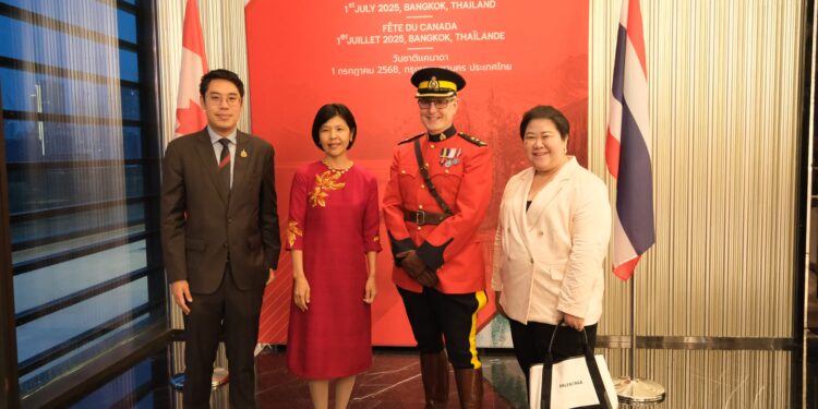 นายรวิศ สอดส่อง ผู้แทน พันตำรวจเอก ทวี สอดส่อง รัฐมนตรีว่าการกระทรวงยุติธรรม ร่วมงานเลี้ยงเฉลิมฉลอง วันชาติแคนาดา」