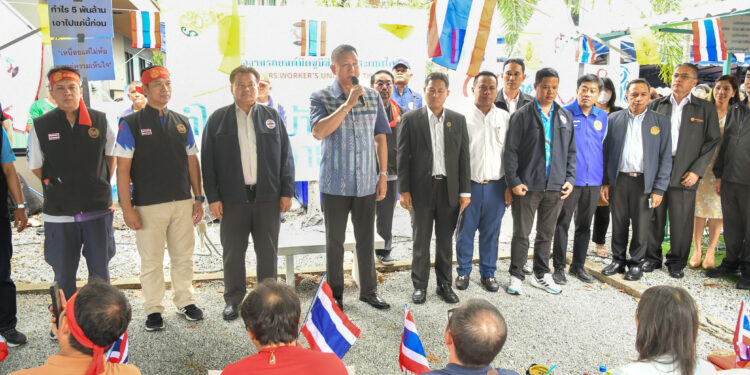 สำนักงานสวัสดิการและคุ้มครองแรงงานจังหวัดชลบุรี อำเภอศรีราชา จังหวัดชลบุรี นายธวัชชัย ศรีทอง ผู้ว่าราชการจังหวัดชลบุรี ลงพื้นที่รับหนังสือข้อเรียกร้องจากสหภาพแรงงานรถยนต์มิตซูบิชิแห่งประเทศไทย