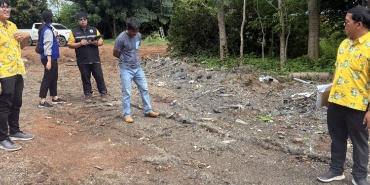 พบกากขยะอุตสาหกรรมนำมาทิ้ง8พ่วงรถบรรทุกสิบล้อล้อ อีกทั้ง มีการเอาดินกลบทับหน้าไว้หนาประมาณหนึ่งคืบอยู่ในพื้นที่ดังกล่าวครั้งแรกมีรถบรรทุกสิบล้อเข้ามาติดต่อ เพื่อเสนอนำดินและปุ๋ยเข้ามาใช้ในการปลูกต้นไผ่ในพื้นที่