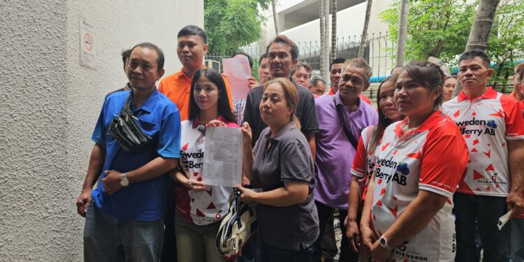 กลุ่มแรงงานไทยเก็บผลไม้ป่าในสวีเดน รวมตัวยื่นหนังสือขอความช่วยเหลือสถานทูตสวีเดน เหตุถูกปฎิเสธวีซ่า ขาดรายได้ดูแลครอบครัว