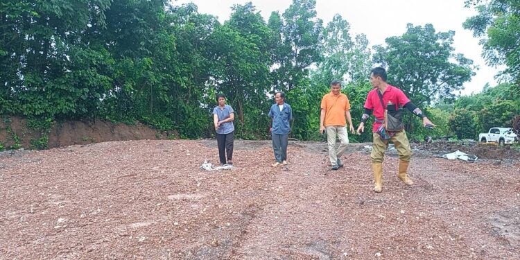 ทุกข์ชาวบ้านถูกหลอกทิ้งกากขยะอุตสาหกรรม8พ่วงรถบรรทุกสิบล้อไม่ใช้แล้วชาวบ้านผวากระทบปศุสัตว์และภาคการเกษตร