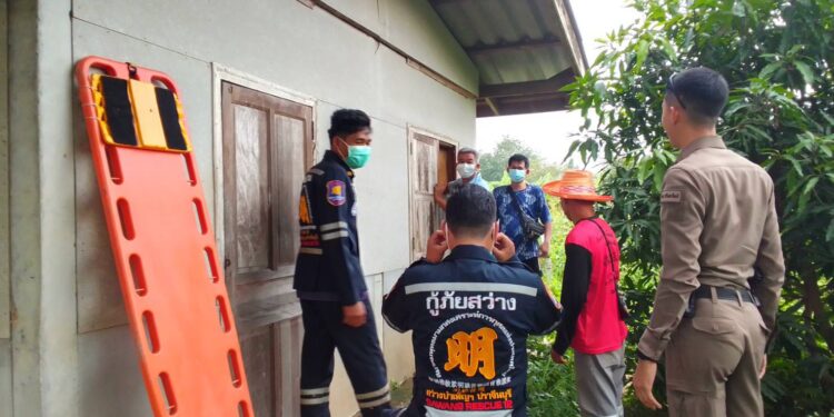 หนุ่มใหญ่ป่วยจิตเวชปล่อยอยู่บ้านคนเดียวล็อคบ้านแขวนคอกับขื่อบ้านเสียชีวิตขึ้นอืด