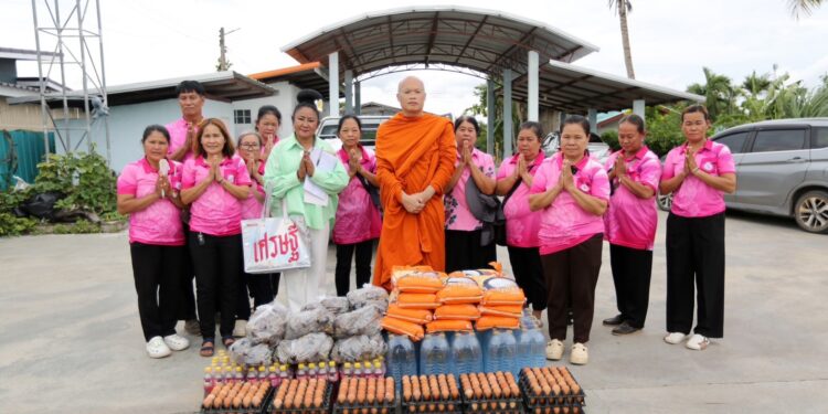 หลวงพี่น้ำฝน เคลื่อนทัพบุญวัดไผ่ล้อม พระอารามหลวง ลงพื้นที่มอบปัจจัย เครื่องยังชีพ 15 หมู่บ้าน 55 บ้าน กลุ่มเปราะบาง