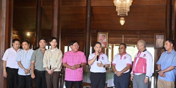 ประภัตร เอา เก้าอี้เลขาพรรค เป็นเดิมพัน มัดทีมนครปฐมอยู่ ชทพ. อนุชา ลั่น นครปฐมไม่หนีไปไหน-ขยายฐานให้ได้ ขอประภัตรอย่าเพิ่งทิ้งเลขา วราวุธ บอก มรสุมข้างหน้ามีอีกมาก ต้องการประภัตรเป็นหาเสือ-เสาเรือที่เข้มแข็ง