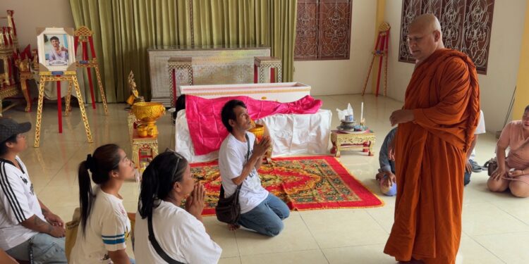 นนทบุรี สุดเศร้า พิธีรดน้ำศพ น้องโย เด็กวัย 16 เหยื่อโจ๋มีดโหด พ่อแม่ร่ำไห้แทบขาดใจ นายจ้างเผย รักเหมือนลูกแท้ๆ อยากรู้ฆ่าทำไม