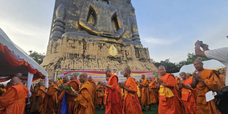 วันอาสาฬหบูชาผู้ว่าฯปราจีนบุรีนำพุทธศาสนิกชนกว่า 500 คน ร่วมเวียนเทียนรอบพระพุทธทวารวดีศรีปราจีนสิรินธรโลกนาถพระปางนาคปรกใหญ่ที่สุดในประเทศไทย