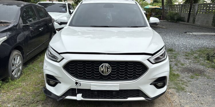 นนทบุรี คืบหน้า ตร.จ่อออกหมายจับ “ไผ่” ลูกนักการเมืองท้องถิ่น ขับ MG พุ่งชน ตร. ยิงยาง 4 ล้อไม่หยุด ก่อนพบซุกยานรก 3.6 หมื่นเม็ด