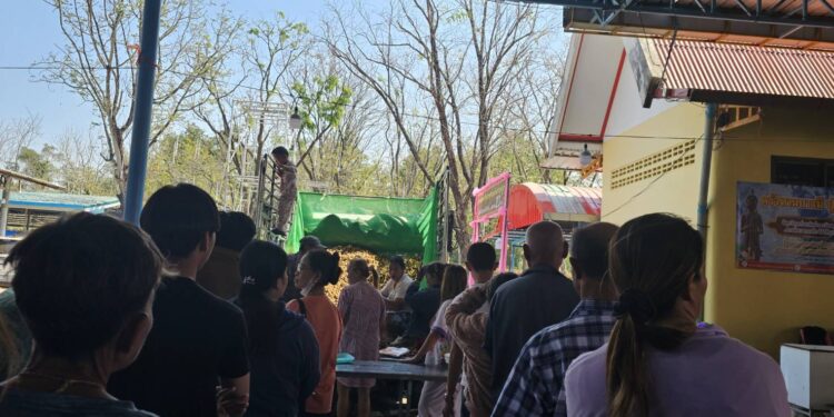 หยุดยาว นนท.ทั่วสารทิศ-แรงงานชาวกัมพูชามาถวายสังฆทาน-ขอพร โชคลาภไหว้พระใหญ่-ปู่ท้าวเวชสุวรรณแน่นวัดยอดไม่ตก!แจงงวดที่ผ่านมาล่าสุดมีคนถูกรางวัลที่ 1 และ เลขข้างเคียง พบชาวชลบุรี 2 ผัว-เมียประสบความสำเร็จธุรกิจนำประทัด 200,000 นัดพร้อมถูกหวย 3งวดซ้อนติดต่อ ๆกันจุดแก้บน ทางวัดบริการอาหาร – เครื่องดื่มฟรี!