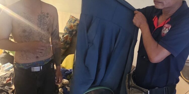 นนทบุรี วงจรปิด ตร.รวบโจรคู่รักวัยรุ่น ตกงานคิดสั้นบุกงัดร้าน “พี่ดำทอมโสด” ขโมยน้ำหอมพี่ดำทอมโสด2ขวด เจอแจ้งข้อหาหนักสารภาพไม่มีเงินกินข้าว 