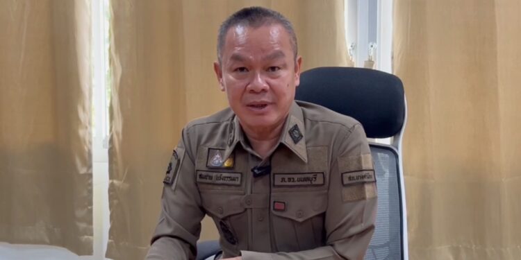 นนทบุรี คลิป เมียทะเลาะผัวแจ้งตร.จับกลางปั๊ม ผัวสติแตกขับรถหนีพุ่งชนตร.ฝ่าไฟแดงก่อนถูกรวบ สารภาพคุมอารมณ์ไม่ได้